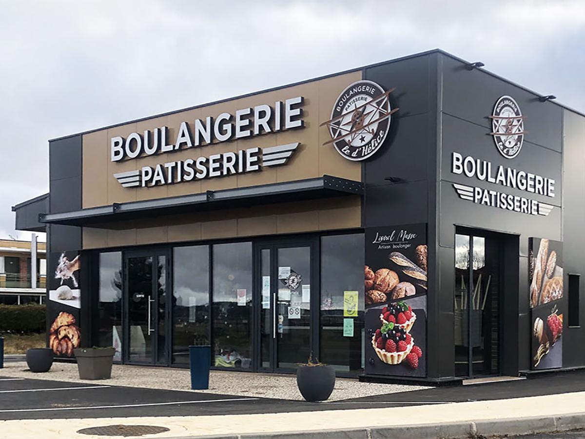 Enseigne drapeaux en dibond cintré pour la nouvelle boulangerie 